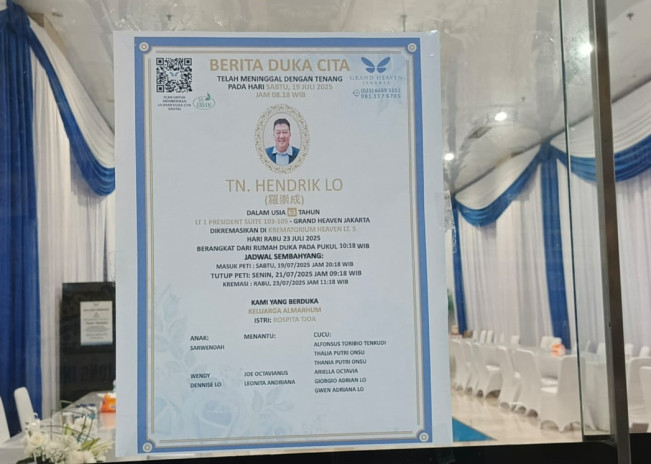 Pemberitahuan meninggalnya Hendrik Lo, ayah Sarwendah. [Foto: FTNews.co.id/Selvianus Kopong Basar]